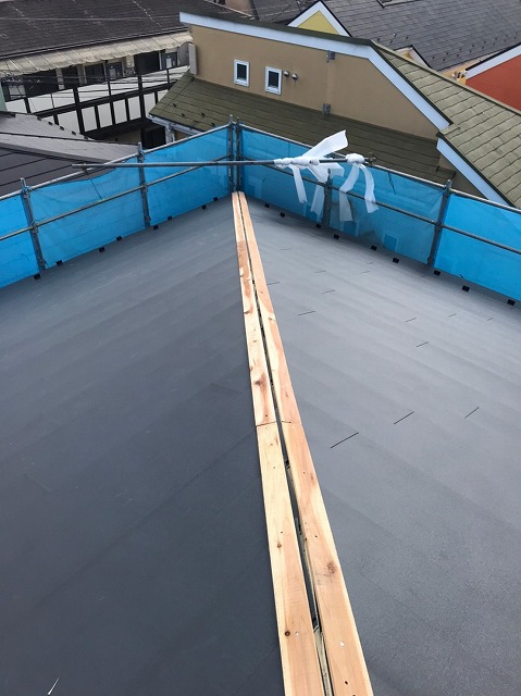 横暖ルーフαｓ　バズルーフ　カツキ板金　寄棟　屋根葺き替え　カバー工法